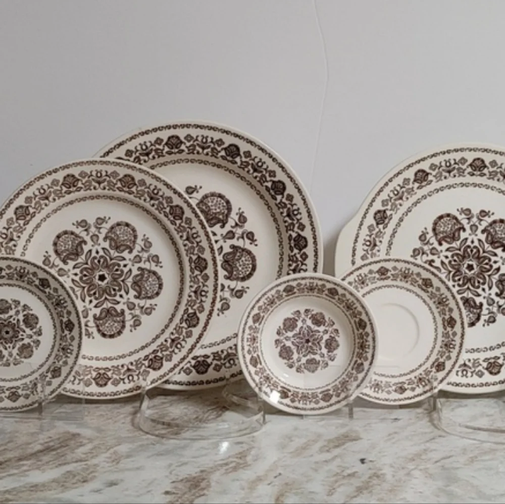 4 Dinner Plates Vintage Royal Wellesley Folkart Flower Brown & Ivory